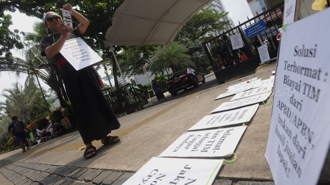 Sejumlah seniman yang tergabung dalam Forum Seniman Peduli Peduli TIM melakukan silent action atau akasi senyap di depann Balai Kota DKI Jakarta, Senin (23/12).  [Suara.com/Angga Budhiyanto]