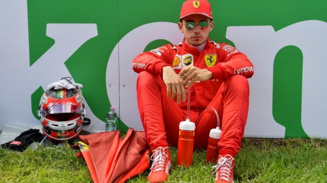 Pebalap Ferrari, Charles Lecler yang dijuliki Harry Potter dari Monako, tengah bersiap mengikuti balapan F1 GP Italia di Sirkuit Monza, Minggu (8/9/2019). [AFP/Andrej Isakovic]