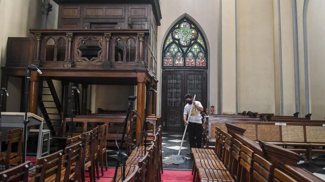 Petugas membersihkan Gereja Katedral di Jakarta, Senin (23/12). [ANTARA FOTO/Galih Pradipta]
