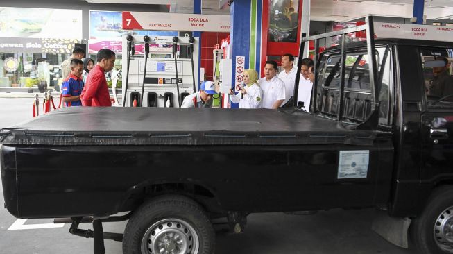 Presiden Joko Widodo (kiri) bersama Menko Perekonomian Airlangga Hartarto (kedua kanan), Menteri BUMN Erick Thohir (ketiga kanan), Menteri ESDM Arifin Tasrif (ketiga kiri) dan Direktur Utama Pertamina Nicke Widyawati (kedua kiri) menyaksikan pengisian bahan bakar Solar pada sebuah mobil saat peresmian implementasi program Biodiesel 30 persen (B30) di SPBU Pertamina MT Haryono, Jakarta, Senin (23/12). [ANTARA FOTO/Hafidz Mubarak]