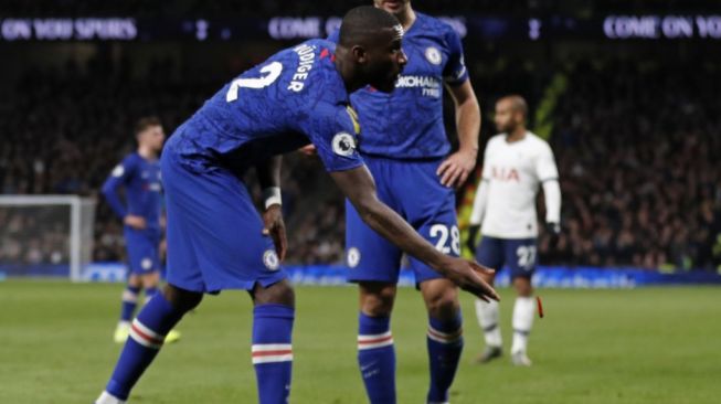 Reaksi bek sentral Chelsea, Antonio Rudiger usai dilempari suporter Tottenham Hotspur pada laga pekan ke-18 Liga Inggris 2019/2020 di Tottenham Hotspur Stadium, London, Senin (23/12/2019) dini hari WIB. [Adrian DENNIS / AFP]
