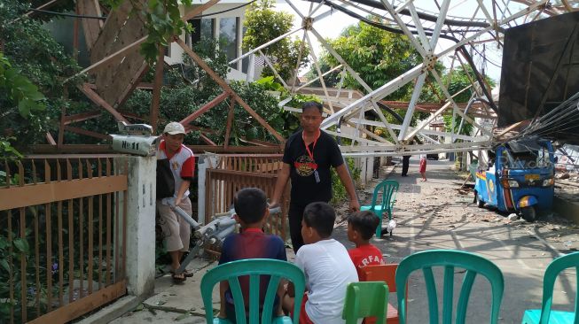 Menara Based Transmitter Station atau BTS milik Radio Republik Indonesia (RRI) di Radio Dalam, Kebayoran Baru, Jakarta Selatan, diduga roboh akibat sambaran petir dan tiupan angin kencang saat hujan lebat. (Suara.com/M Yasir)