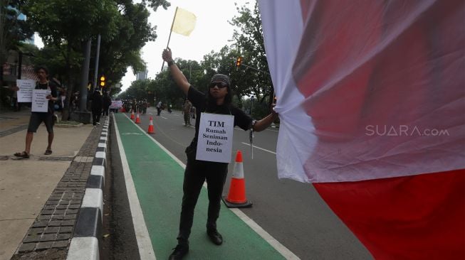 Sejumlah seniman yang tergabung dalam Forum Seniman Peduli Peduli TIM melakukan silent action atau akasi senyap di depann Balai Kota DKI Jakarta, Senin (23/12).  [Suara.com/Angga Budhiyanto]