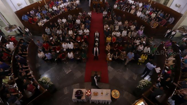 Suasana pelaksanaan misa malam Natal di GPIB Immannuel, Gambir, Jakarta Pusat, Selasa (24/12). [Suara.com/Angga Budhiyanto]