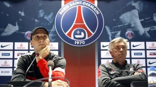 Carlo Ancelotti dan Zlatan Ibrahimovic hadiri jumpa pers jelang pertandingan PSG di musim 2012/13. [AFP]