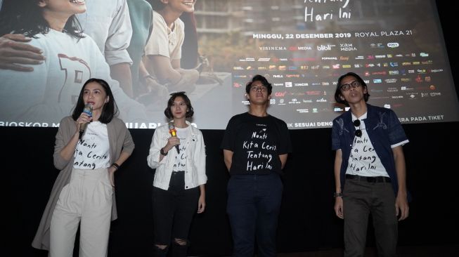 Para bintang film NKCTHI melakukan meet and greet dengan warga Surabaya. [Visinema Pictures]