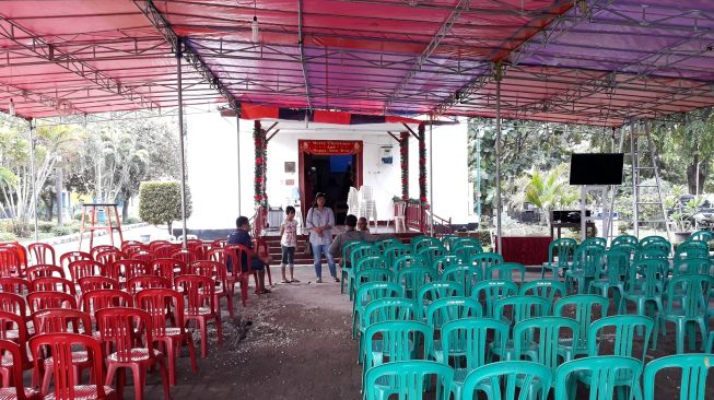 Persiapan misa natal di Gereja tertua di Indonesia, yakni Gereja Tugu di Kampung Tugu, Semper, Jakarta Utara. (Suara.com/Novian)