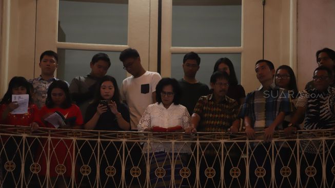 Sejumlah Jemaat melaksanakan misa malam Natal di GPIB Immannuel, Gambir, Jakarta Pusat, Selasa (24/12). [Suara.com/Angga Budhiyanto]