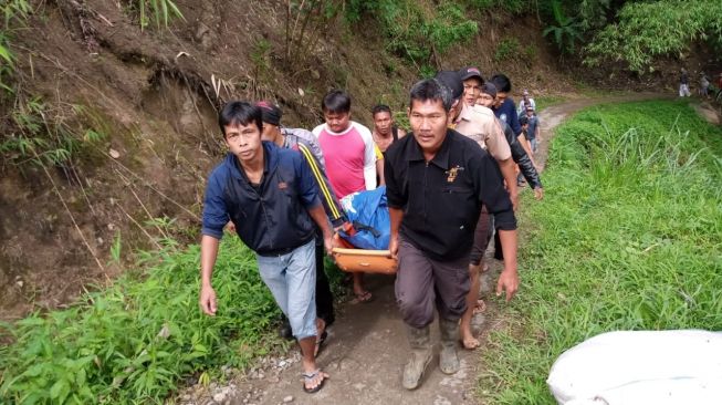 Petugas gabungan dari SAR Pagaralam, TNI, Polri, BPBD dan Tagana melakukan evakuasi korban kecelakaan Bus Sriwijaya dengan rute Bengkulu - Palembang yang masuk jurang di Liku Lematang, Prahu Dipo, Dempo Selatan, Pagaralam, Sumatera Selatan, Selasa (24/12). [ANTARA FOTO/Handout/Dok Basarnas Palembang] 