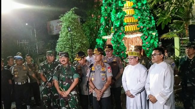 Panglima TNI Marsekal TNI Hadi Tjahjanto bersama Kapolri Jenderal Idham Azis saat meninjau misa Natal di beberapa gereja di Jakarta. (Suara.com/M Yasir).