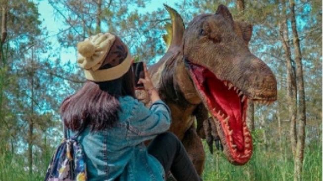 Bak Film Jurassic Park, Hutan di Magetan Ini Dihuni Puluhan Dinosaurus