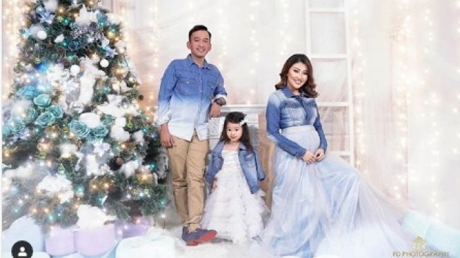 6 Inspirasi Busana Natal Seleb Indonesia, Ada Sandra Dewi hingga Sarwendah