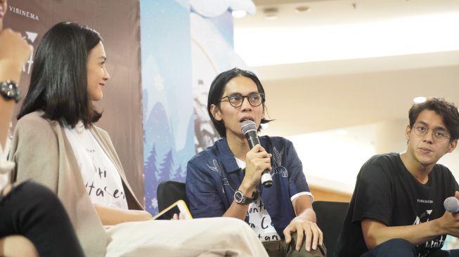 Para bintang film NKCTHI melakukan meet and greet dengan warga Surabaya. [Visinema Pictures]