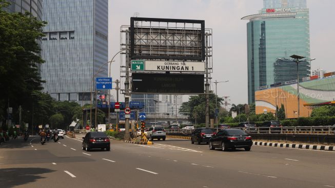 Suasana lengang di ruas jalan Kuningan, Jakarta, Selasa (24/12). [Suara.com/Alfian Winanto].