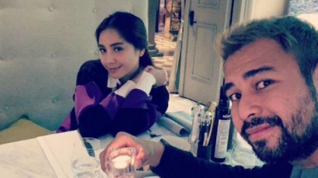 Liburan ke Italia, Nagita Slavina dan Raffi Ahmad Cicipi Jamur Termahal di Dunia. (Instagram/@raffi