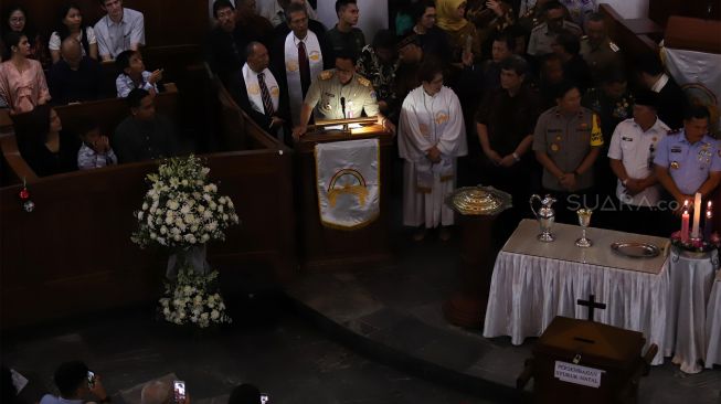 Gubernur DKI Jakarta Anies Baswedan memberi sambutan saat misa malam Natal di GPIB Immannuel, Gambir, Jakarta Pusat, Selasa (24/12). [Suara.com/Angga Budhiyanto]