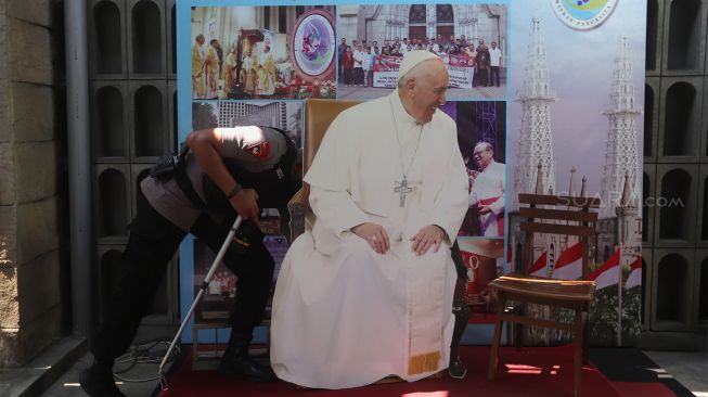 Tim Gegana menyisir kawasan Gereja Katedral Jakarta, Selasa (24/12). [Suara.com/Angga Budhiyanto]