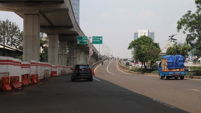 Suasana lengang di ruas jalan Pancoran mengarah ke Kuningan, Jakarta, Selasa (24/12). [Suara.com/Alfian Winanto].