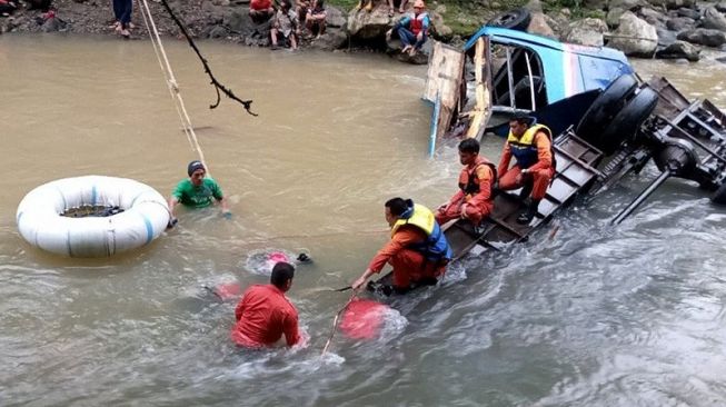 Sebelum Masuk Jurang, Bus Sriwijaya Sempat Serempet Mobil dan Masuk Parit