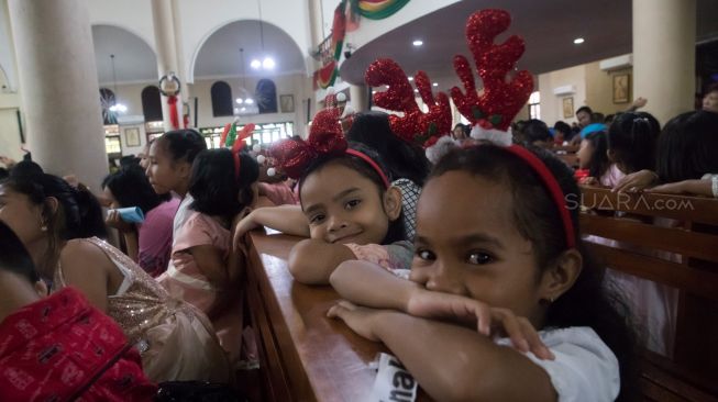 Para jamaat cilik saat mengikuti proses misa natal khusu anak-anak di Gereja Santo Servatius, Kampung Sawah, Bekasi, Rabu (25/12). (Suara.com/Alfian Winanto)