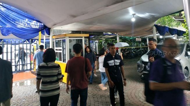 Hujan tak menyurutkan niat jamaat untuk mengikuti agenda misa natal di Gereja Katedral, Jakarta Selatan, Rabu (25/12/2019). (Suara.com/Fakhri Fuadi)