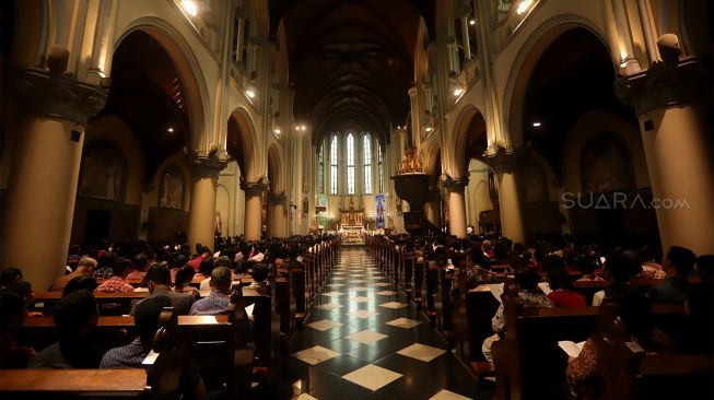 Suasana misa Natal di Gereja Katedral, Jakarta, Rabu (25/12). [Suara.com/Angga Budhiyanto]