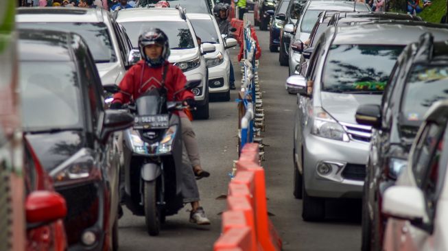 Sistem satu arah untuk mengurai kemacetan di Jalan Setiabudi-Lembang, Kabupaten Bandung Barat, Jawa Barat, Selasa (24/12). [ANTARA FOTO/Raisan Al Farisi]