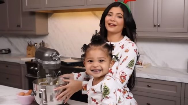 Sukses Bikin Iri, Kylie Jenner dan Stormi Pamer Koleksi Sepatu Mewah di Rumah