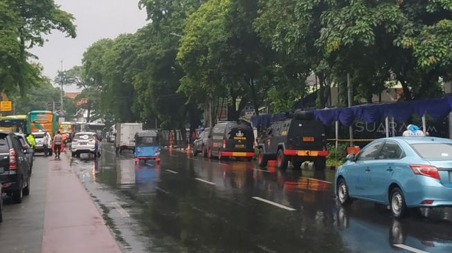 Personel TNI daN Polri dikerahkan di sekitar Gereja Katedral Jakarta. (Suara.com/Fakhri Fuadi)