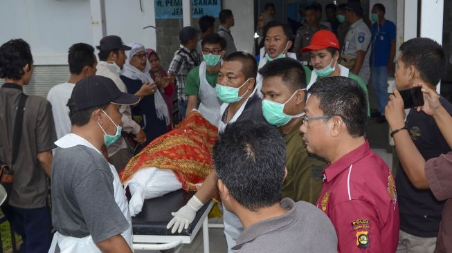 Petugas membawa jenazah korban kecelakaan bus Sriwijaya untuk diserahkan kepada pihak keluarga di RSUD Besemah, Pagaralam, Sumatera Selatan, Selasa (24/12/). [ANTARA FOTO/Pelsen Abadi]