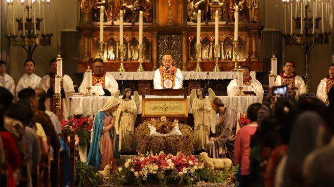 Uskup Ignatius Kardinal Suharyo memberikan ceramah saat misa Natal di Gereja Katedral, Jakarta, Rabu (25/12). [Suara.com/Angga Budhiyanto]