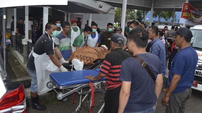 Korban kecelakaan bus Sriwijaya untuk diserahkan kepada pihak keluarga di RSUD Besemah, Pagaralam, Sumatera Selatan, Selasa (24/12/). [ANTARA FOTO/Pelsen Abadi]