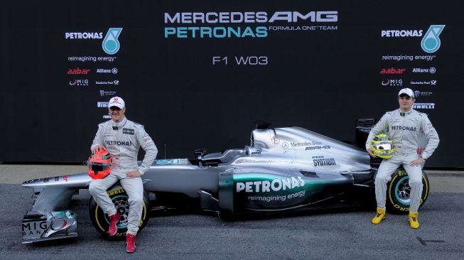 Legenda balap F1 asal Jerman, Michael Schumacher (kiri), saat memperkenalkan mobil baru Mercedes di F1 2012 bersama rekan setimnya, Nico Rosberg, di Sirkuit Montmelo, Catalunya, Selasa (21/2/2012). [AFP/Josep Lago]