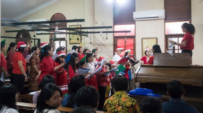 Paduan suara Gereja yang mengiringi misa natal khusus anak-anak di Gereja Santo Servatius, Kampung Sawah, Bekasi, Rabu (25/12). (Suara.com/Alfian Winanto)