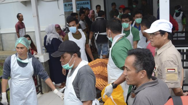 Jenazah korban kecelakaan bus Sriwijaya untuk diserahkan kepada pihak keluarga di RSUD Besemah, Pagaralam, Sumatera Selatan, Selasa (24/12/). [ANTARA FOTO/Pelsen Abadi]