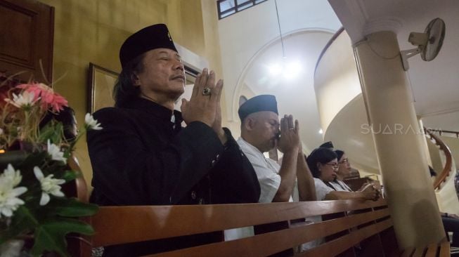 Jamaat gereja yang sedang khusyuk mengikuti prosesi misa malam natal di Gereja Santo Servatius Kampung Sawah, Bekasi Jawa Barat, Selasa (24/12) malam.