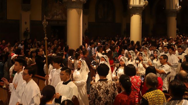 Suasana misa Natal di Gereja Katedral, Jakarta, Rabu (25/12). [Suara.com/Angga Budhiyanto]