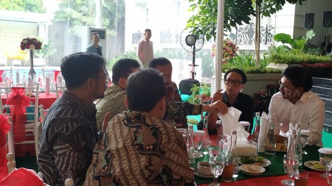 Sejumlah menteri kabinet Indonesia maju jilid II menghadiri open house di kediaman Menteri Komunikasi dan Informatika (Menkominfo) Johnny G. Plate, di Jalan Bango I, Cilandak, Jakarta Selatan, Rabu (25/12/2019). (Suara.com/M. Yasir)