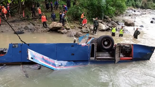 Petugas gabungan dari SAR Pagaralam, TNI, Polri, BPBD dan Tagana melakukan evakuasi Bus Sriwijaya rute Bengkulu - Palembang yang mengalami kecelakaan di Liku Sungai Lematang, Prahu Dipo, Dempo Selatan, Kota Pagaralam, Sumatera Selatan, Rabu (25/12). [ANTARA FOTO]