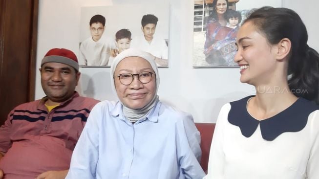 Atiqah Hasiholan (paling kanan) dampingi Ibunya, Ratna Sarumpaet (tengah) saat jumpa pers [Suara.com/Yuliani]