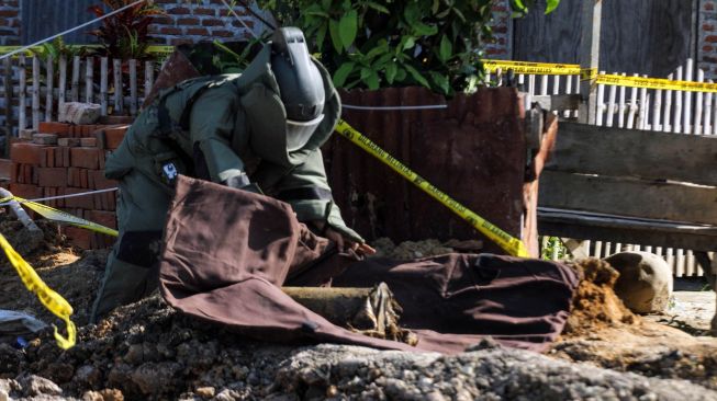 Jihandak JIBOM Jeulikat Brimob Polda Aceh mengevakuasi bom rakitan di Dusun Cot Mounturab, Desa Blang Pulo, Kecamatan Muara Satu, Lhokseumawe, Aceh, Rabu (25/12). [ANTARA FOTO/Rahmad]