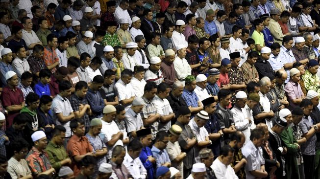 Salat Sunah Kusuf (Gerhana Matahari) di Masjid Istiqlal, Jakarta, Kamis (26/12). [ANTARA FOTO/Hafidz Mubarak]