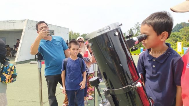 Warga berbondong ke PPIPTEK menyaksikan Gerhana Matahari Cincin di Jakarta, Kamis (26/12/2019). [Suara.com/Tivan Rahmat]