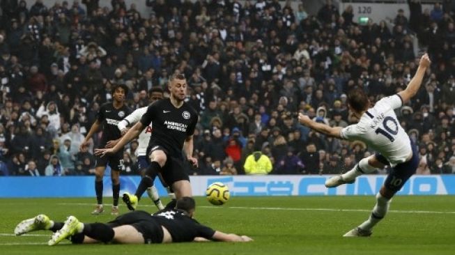 Pemain Tottenham Hotspur Harry Kane menjebol gawang Brighton and Hove dalam pertandingan Liga Inggris yang berlangsung di Tottenham Hotspur Stadium, Kamis (26/12/2019). [AFP]