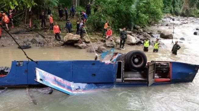 Petugas gabungan dari SAR Pagaralam, TNI, Polri, BPBD dan Tagana melakukan evakuasi Bus Sriwijaya rute Bengkulu - Palembang yang mengalami kecelakaan di Liku Sungai Lematang, Prahu Dipo, Dempo Selatan, Kota Pagaralam, Sumatera Selatan, Rabu (25/12/2019) [ANTARA FOTO/HO/Basarnas Palembang/FS/aww].