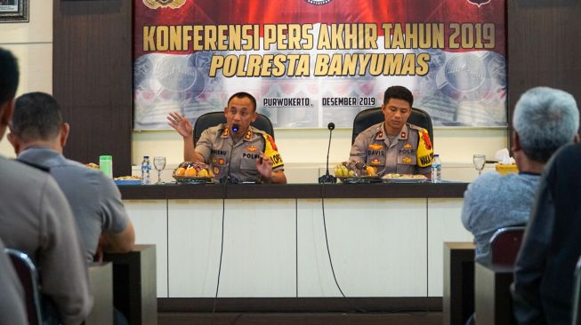 Polisi Tangkap Dua Pelaku Penipuan Berkedok Umroh Asal Banyumas di Blitar