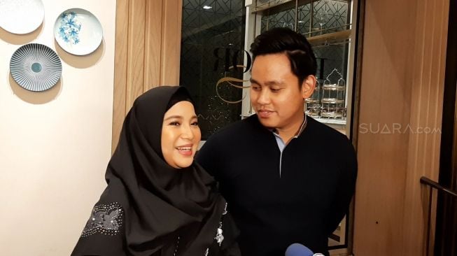 Chacha Frederica bersama suami, Dico Ganindito. [Evi Ariska/Suara.com]