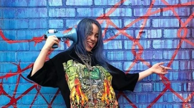 Classic Blue jadi Color of The Year 2020, Intip Warna Rambut Billie Eillish