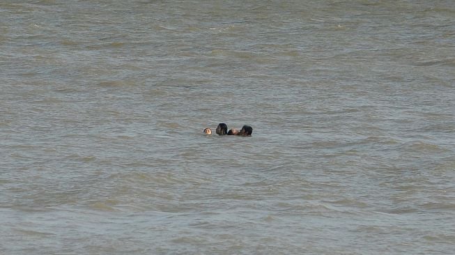 Korban kecelakaan kapal terombang-ambing di perairan Kuala Tungkal, Tanjungjabung Barat, Jambi, Jumat (27/12). [ANTARA FOTO/Wahdi Septiawan]