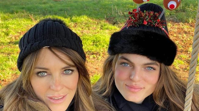 Damian Hurley dan ibunya, Elizabeth Hurley. (Instagram/@damianhurley)